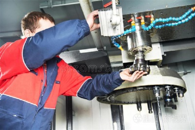 數控雕銑機撞刀的原因分析